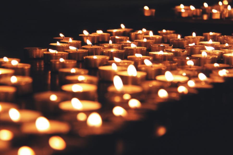 Free Image of A group of lit candles 