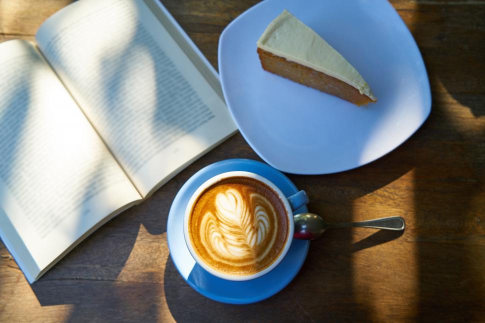 Free Image of A cup of coffee and a piece of cake on a plate 