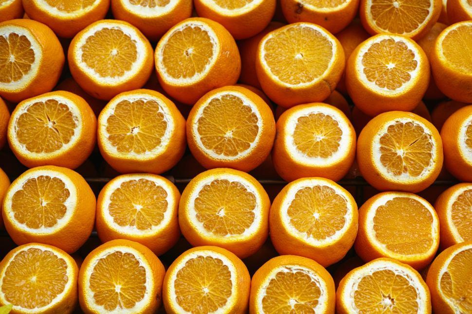 Free Image of A group of oranges cut in half 