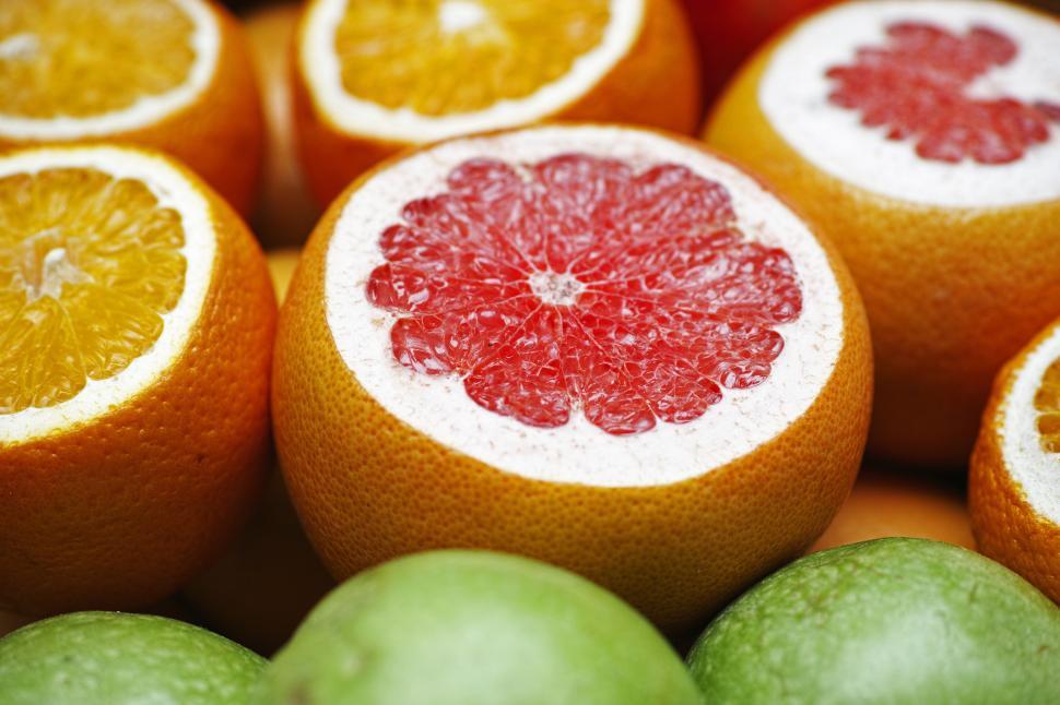 Free Image of A group of oranges and limes 