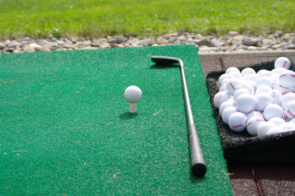 Free Image of Practice golf 