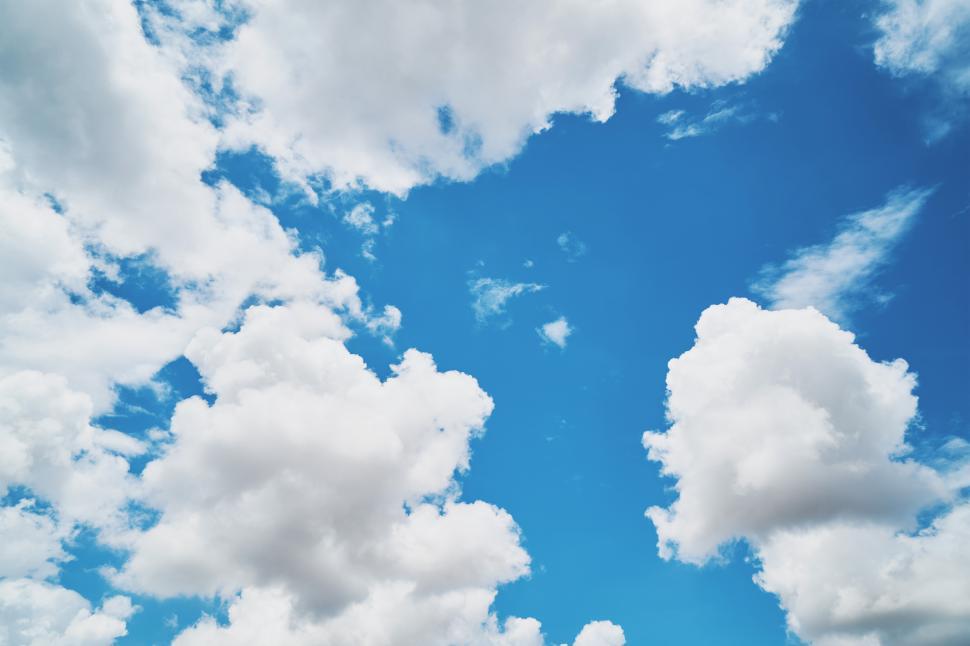 Free Image of A blue sky with clouds 