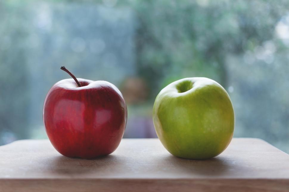 Free Image of A red apple and a green apple 