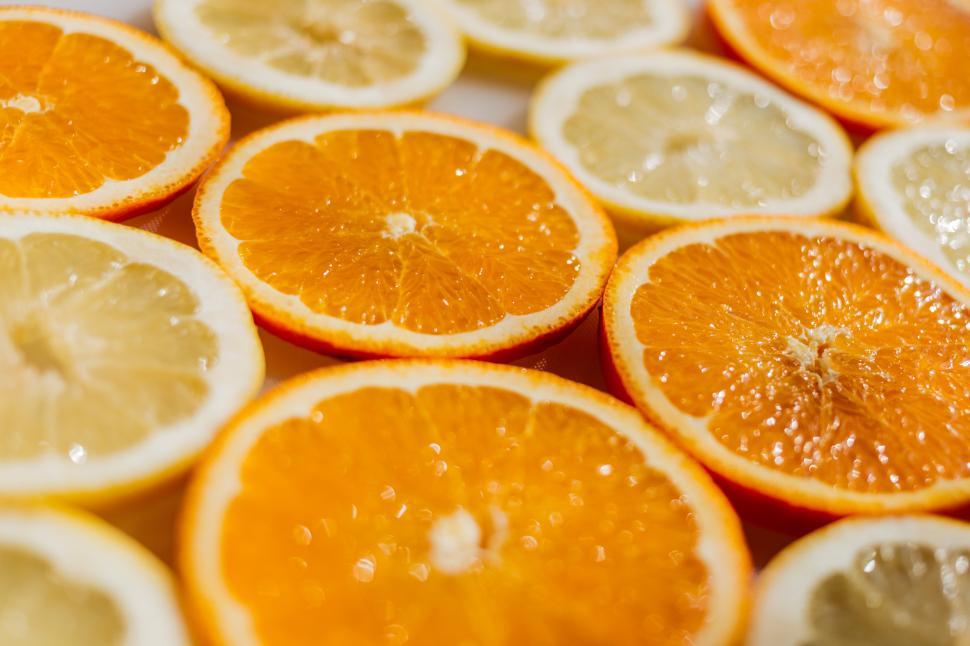 Free Image of A group of oranges and lemons 