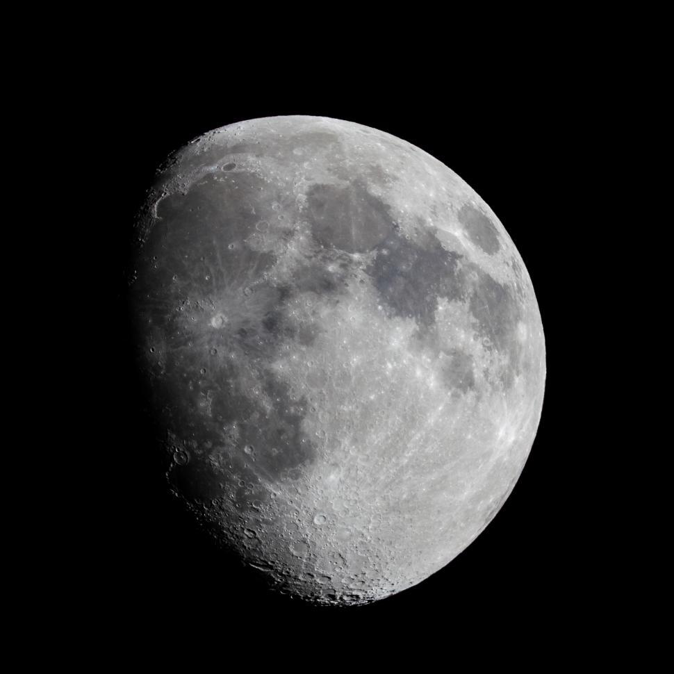 Free Image of A close up of the moon 