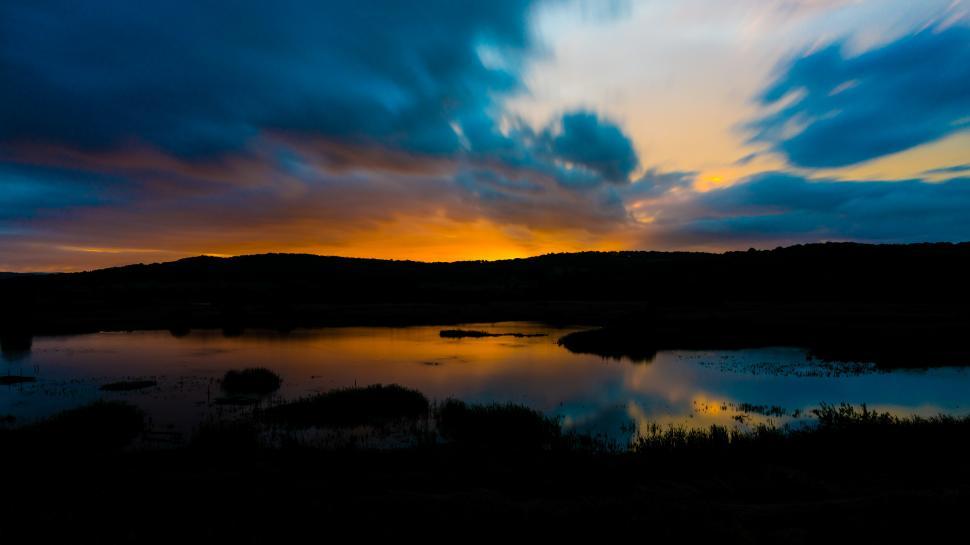 Free Image of A fading sunset over a lake 