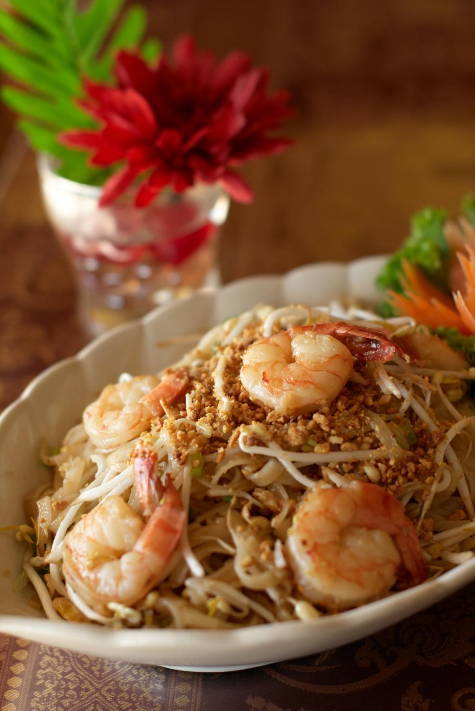 Free Image of A bowl of shrimp and noodles 