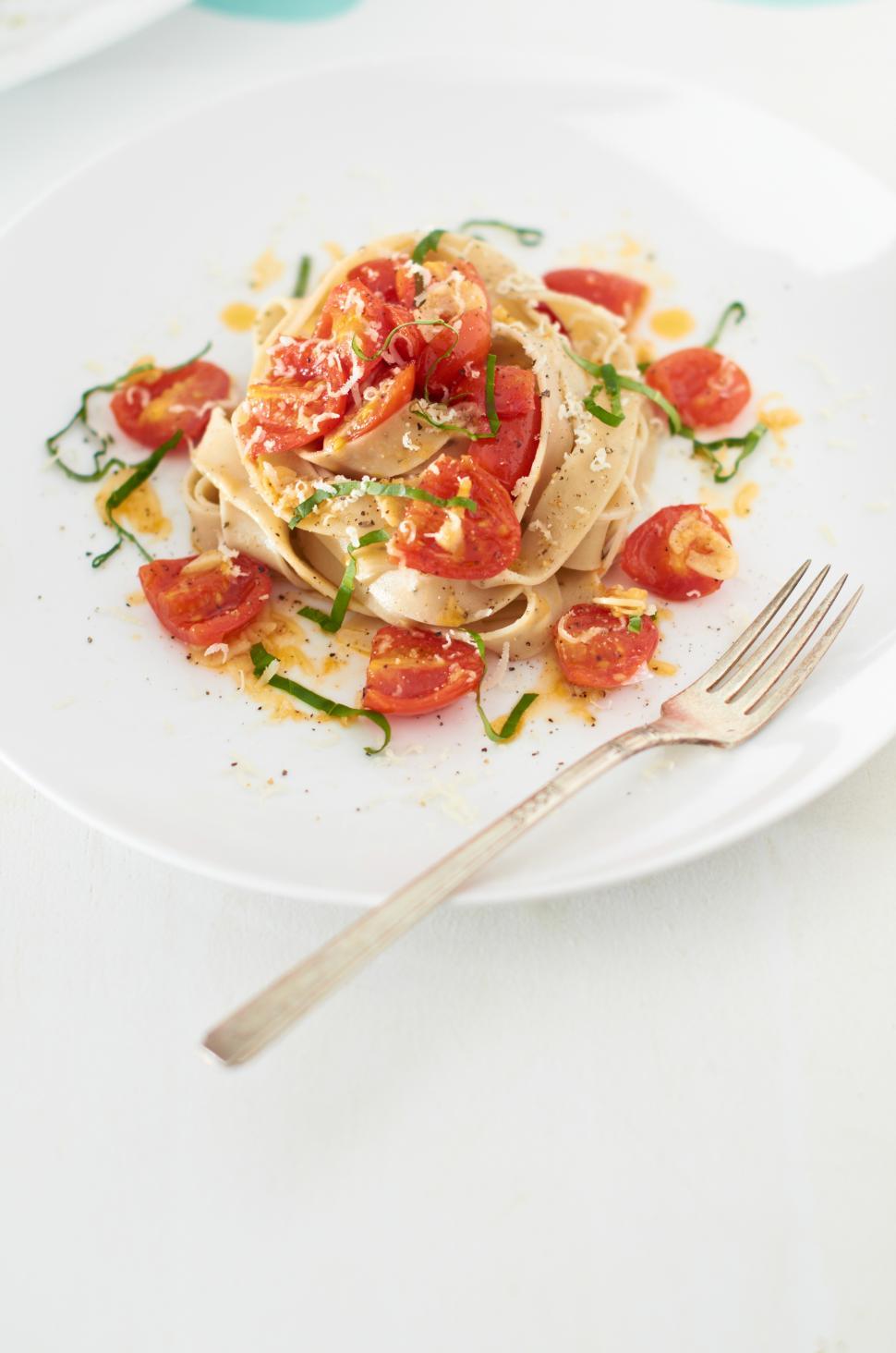 Free Image of A plate of pasta with tomatoes and cheese 