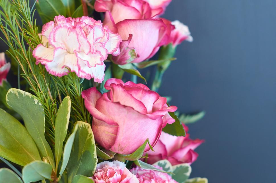 Free Image of A bouquet of pink and white flowers 