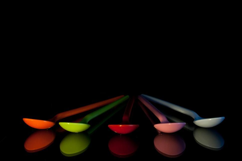 Free Image of A group of colorful spoons 
