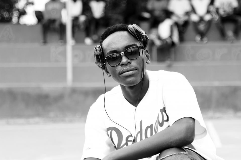 Free Image of A man wearing sunglasses and headphones 
