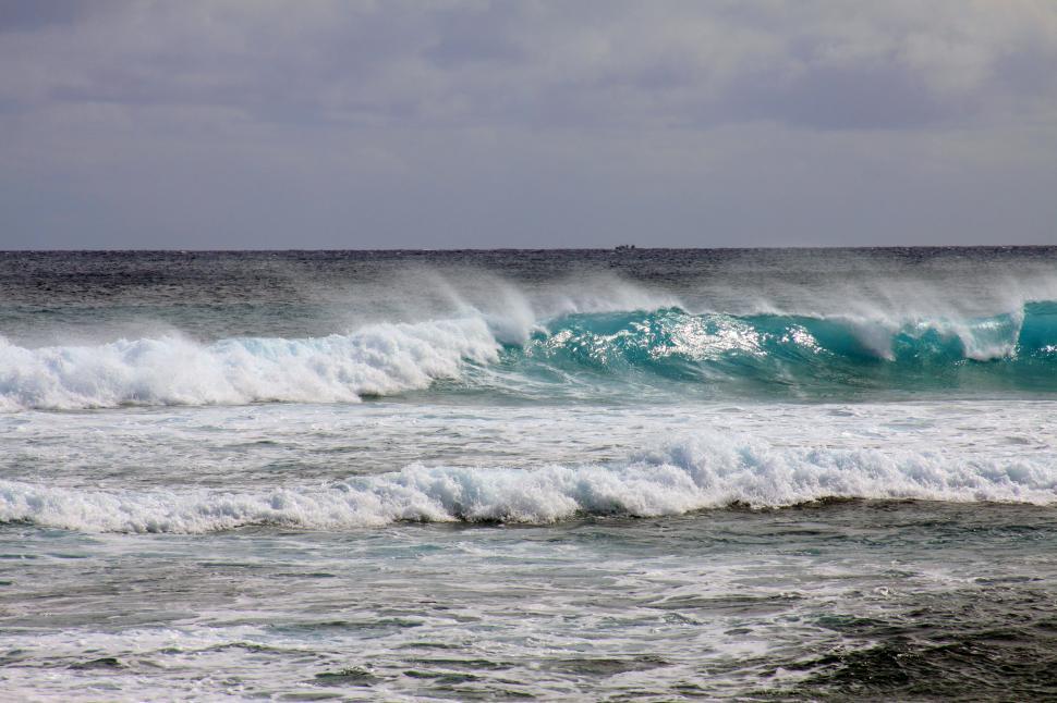 Free Image of Waves crashing waves in the ocean, Hawaii 
