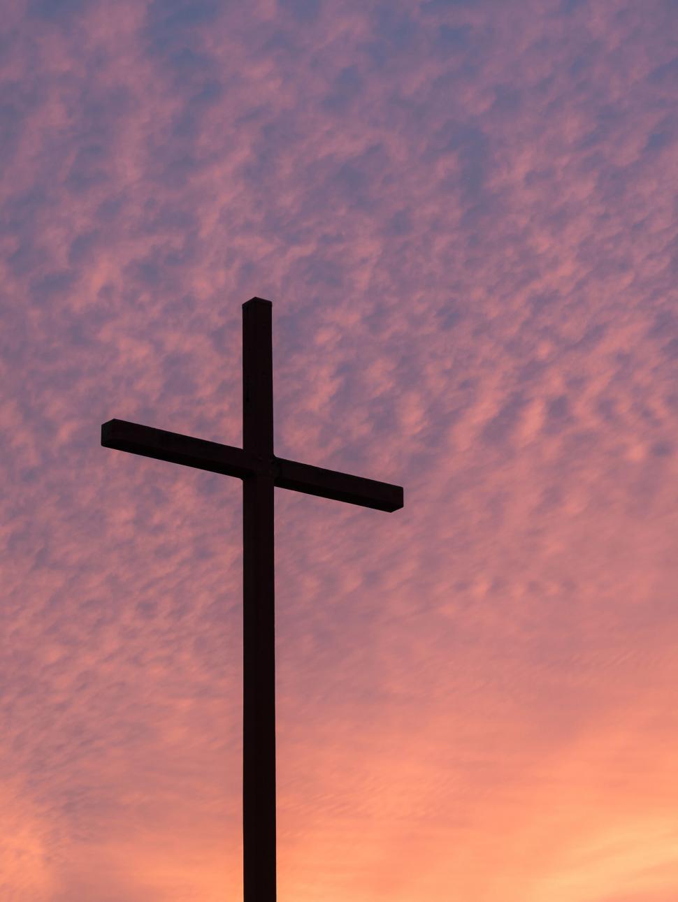 Free Image of A cross against a pink and purple sky 