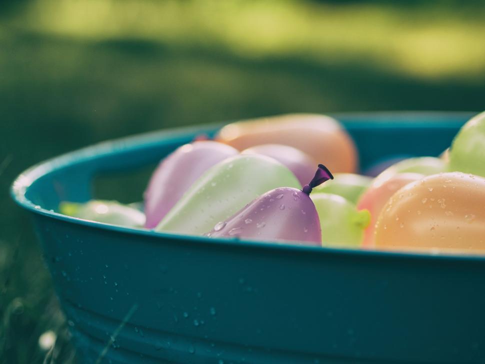 Free Image of A bucket of water balloons 