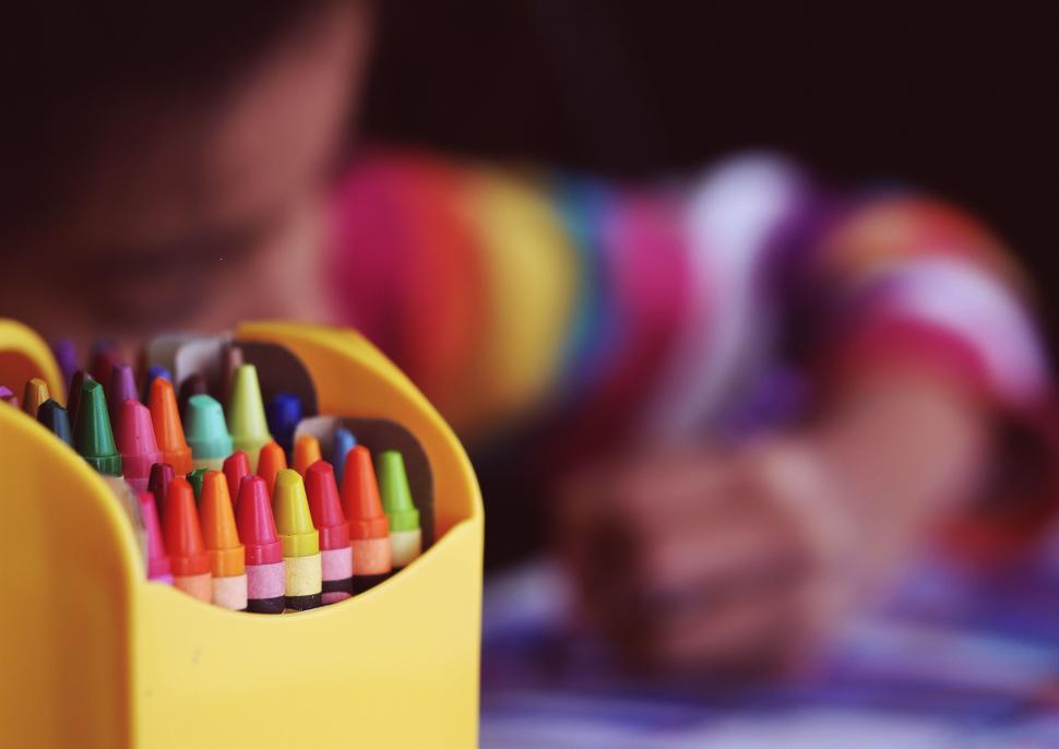 Free Image of A yellow container full of crayons 