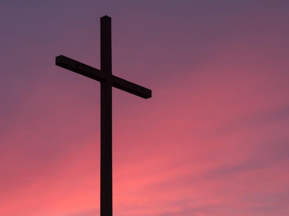 Free Image of A cross against a pink sky 