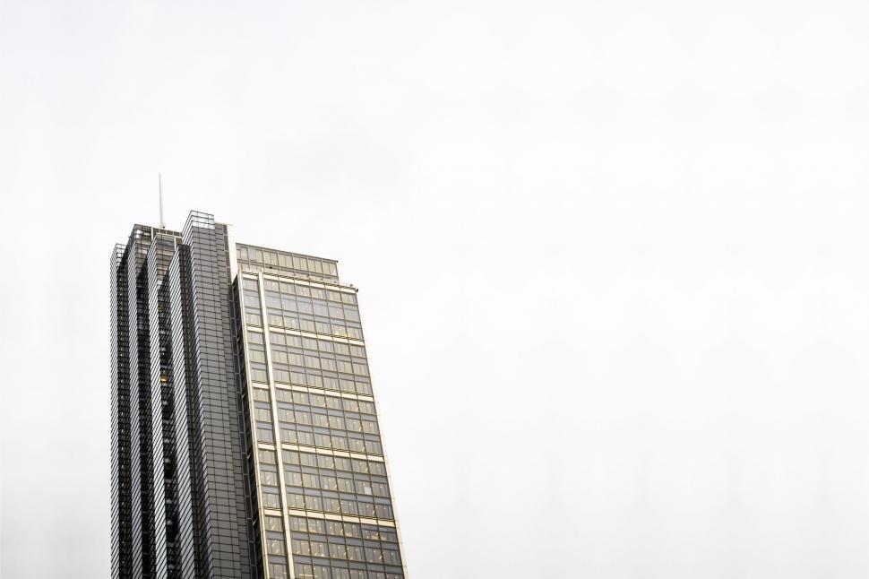 Free Image of A tall building with many windows 