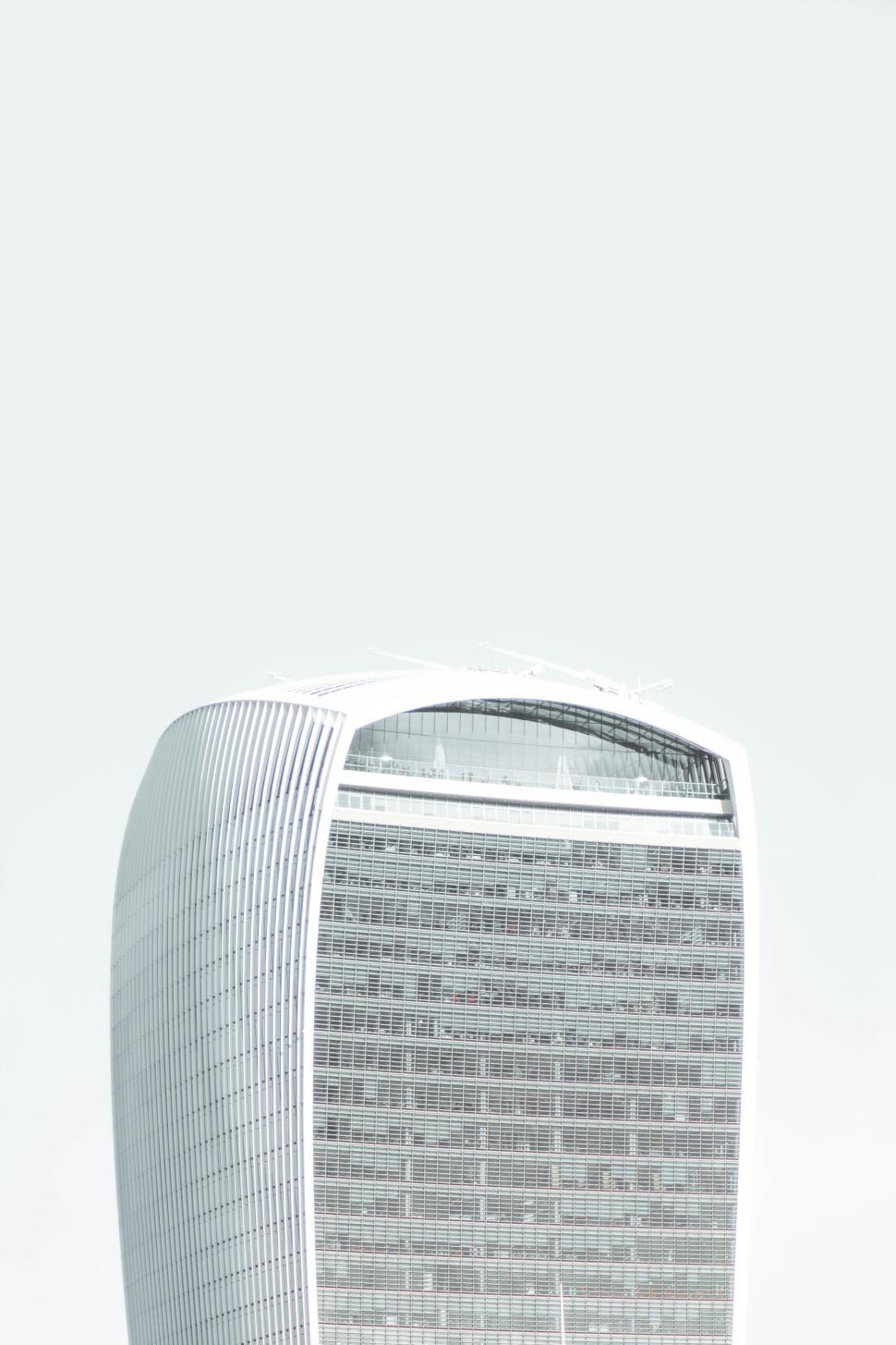 Free Image of A tall building with a glass roof 