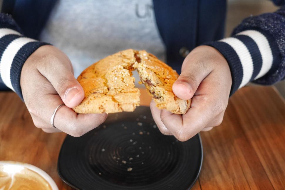 Free Image of A person holding a cookie 