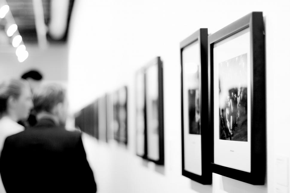 Free Image of A man looking at a gallery wall 
