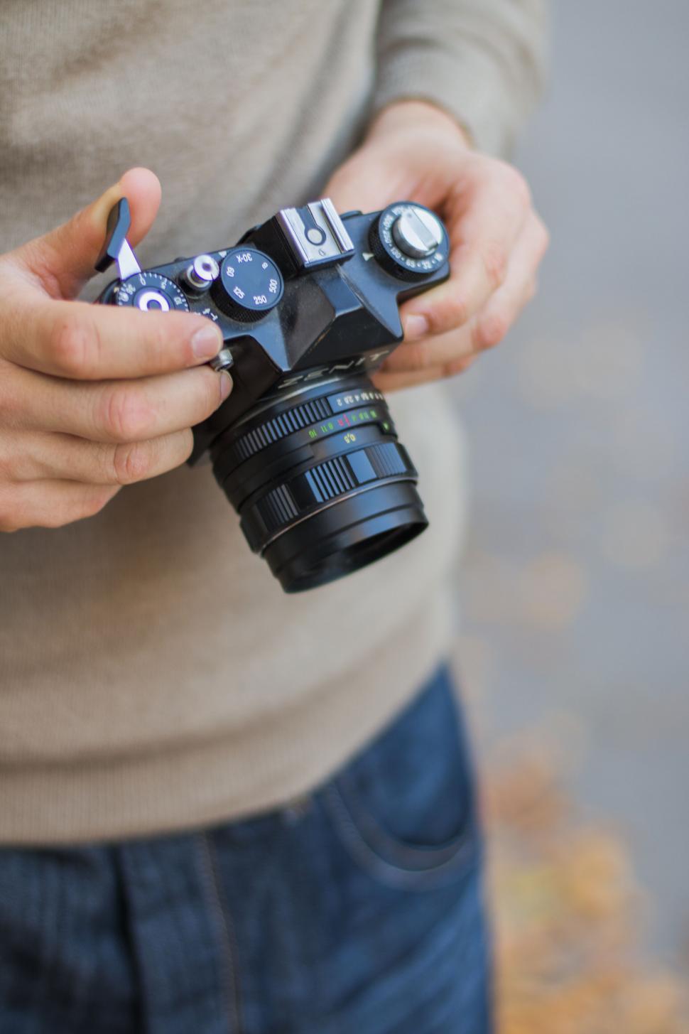 Free Image of A person holding a camera 