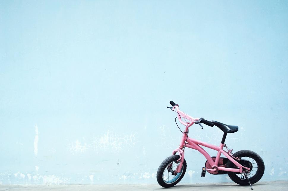 Free Image of A pink bicycle with black seat 