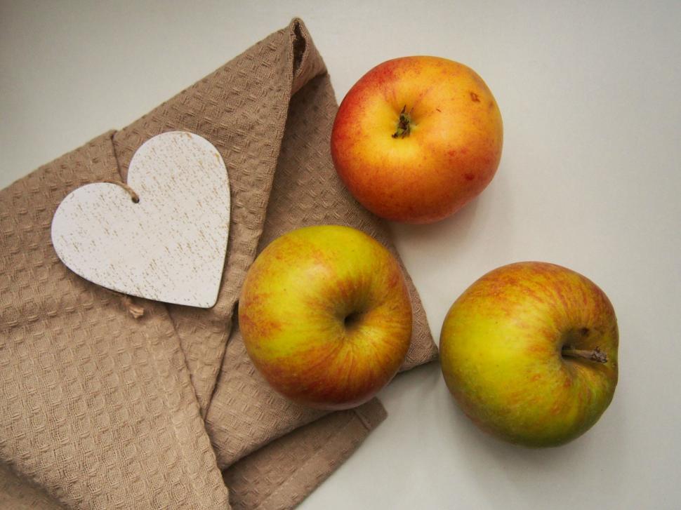 Free Image of Apples on a napkin next to a heart 