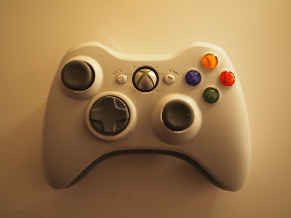 Free Image of A white video game controller 