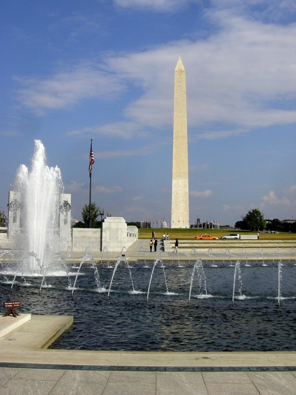 Free Image of The Washington Monument With Fountain in Front 