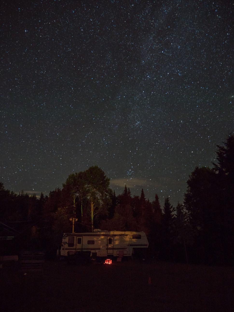 Free Image of A camper in the woods at night 