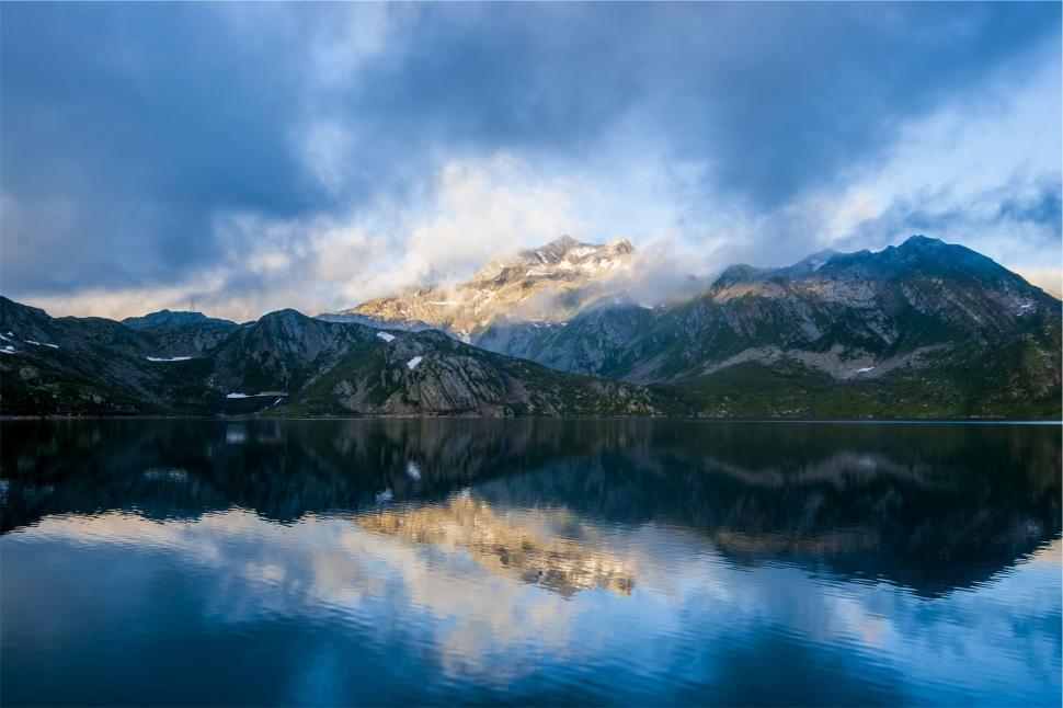Free Image of A body of water with mountains in the background 