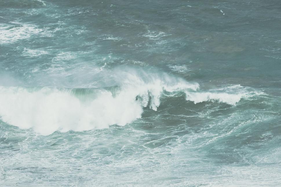 Free Image of Waves crashing waves in the ocean 