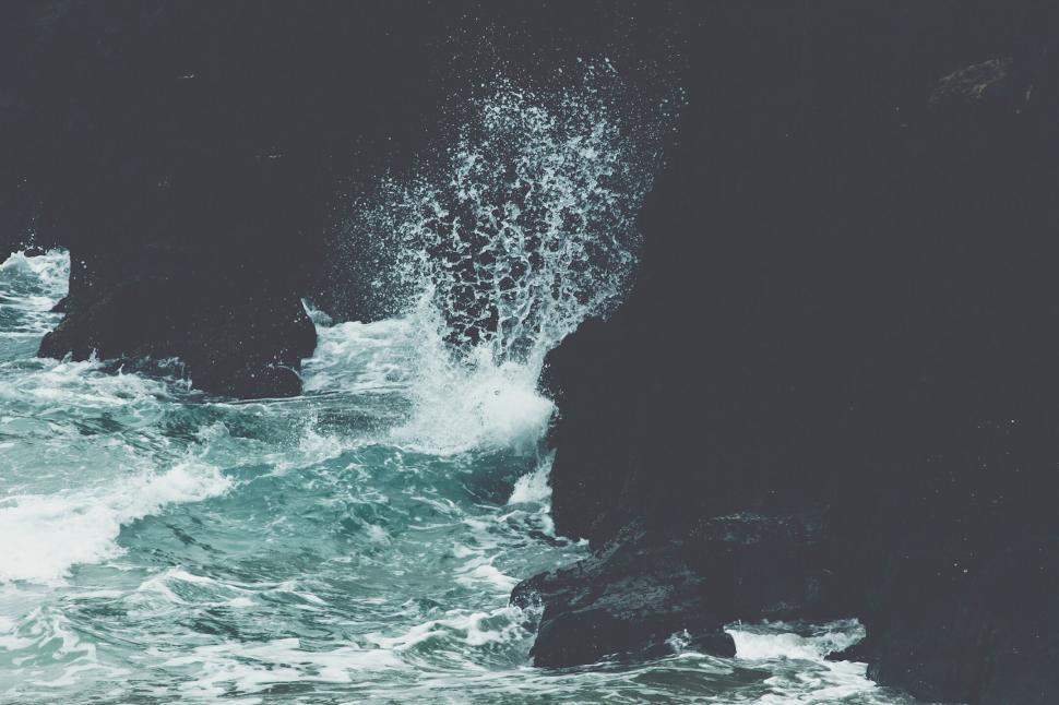 Free Image of Water splashing waves on rocks 