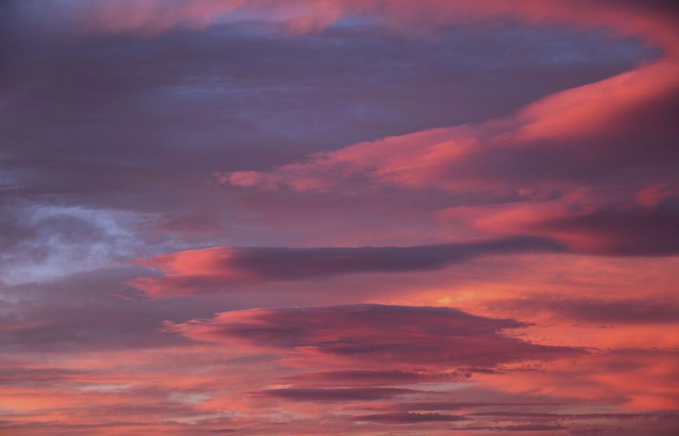 Free Image of A pink and blue sky with clouds 