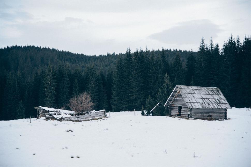Free Image of A cabin in the snow 