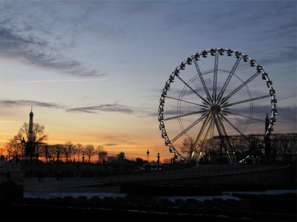 Free Image of A ferris wheel at sunset 