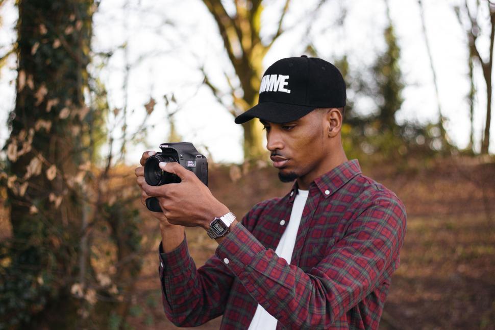 Free Image of A man holding a camera 