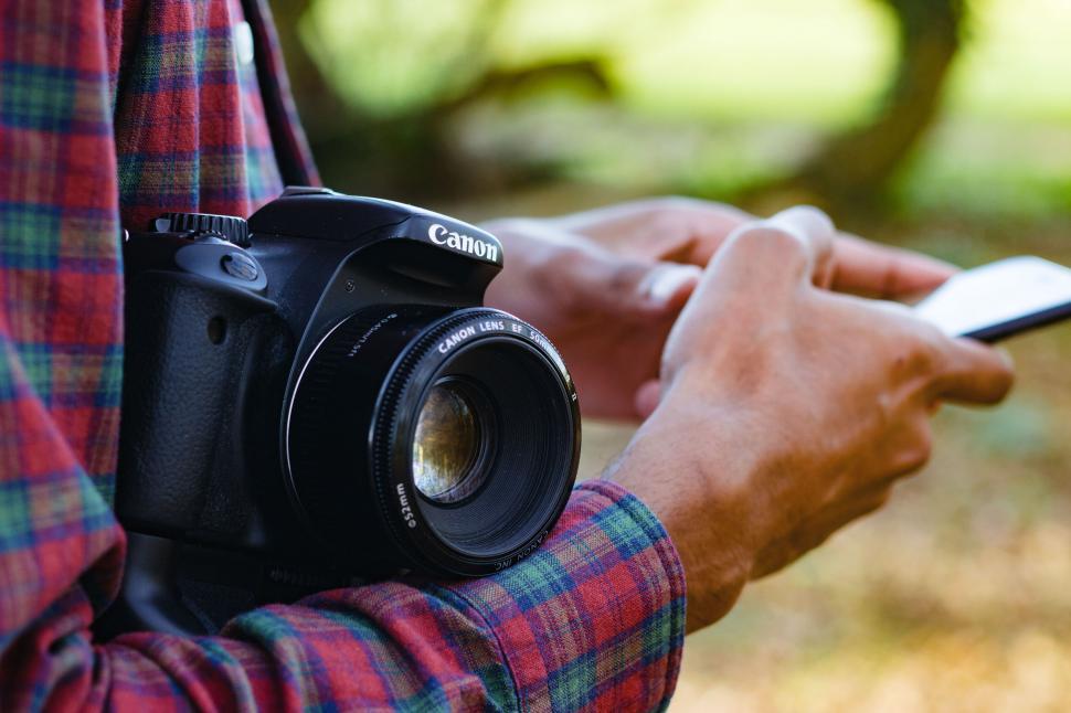 Free Image of A person with a camera 