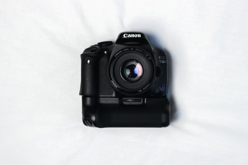 Free Image of A black camera with a black handle 
