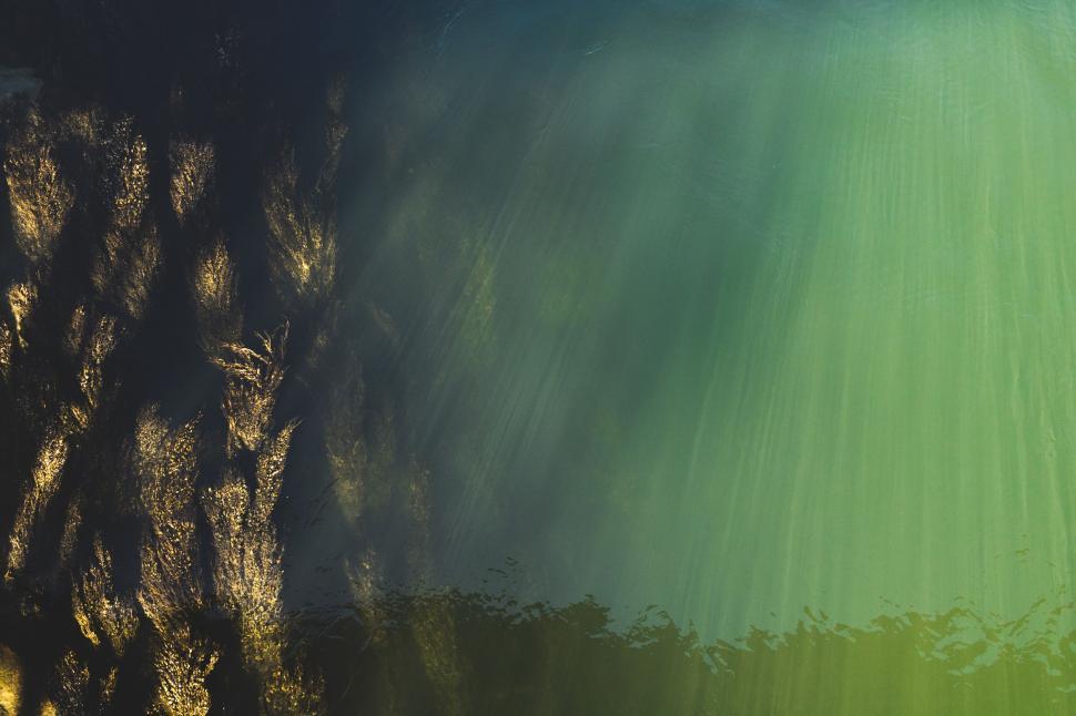 Free Image of A green and blue water 