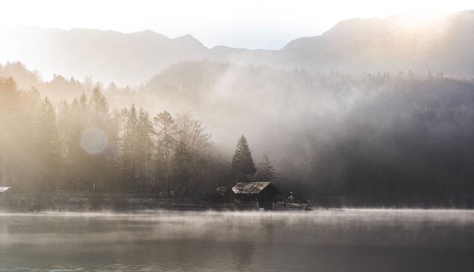 Free Image of A cabin on the water 