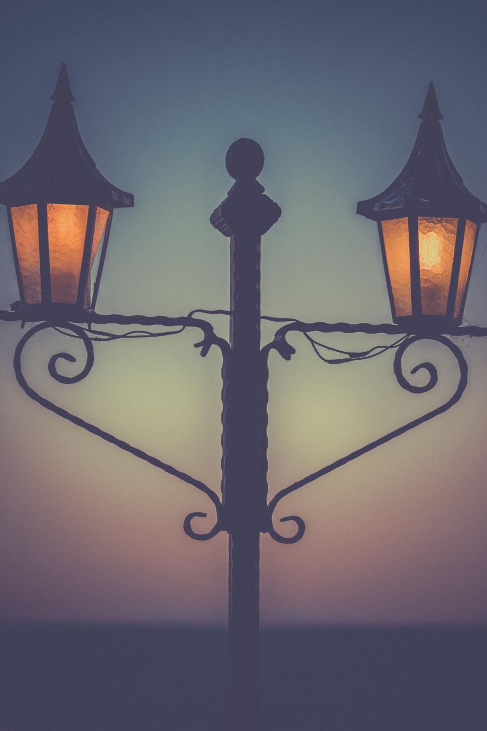 Free Image of A lamp post with two lights 