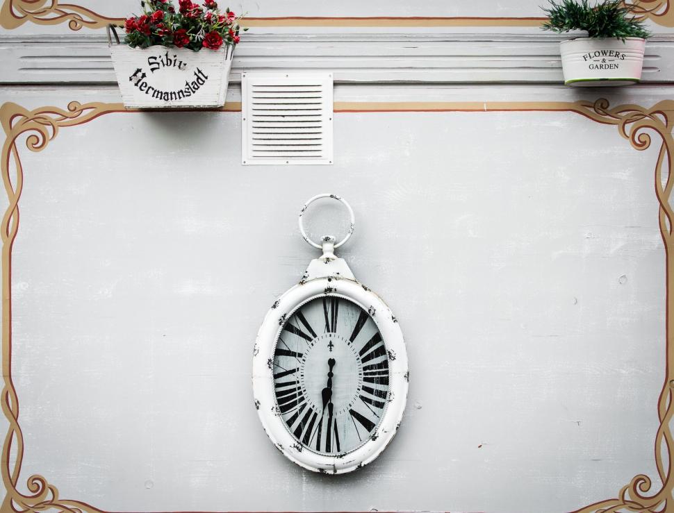 Free Image of A clock on a wall 