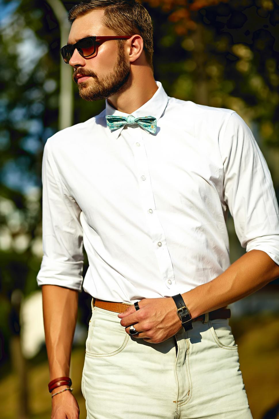Free Image of A man wearing a bow tie 