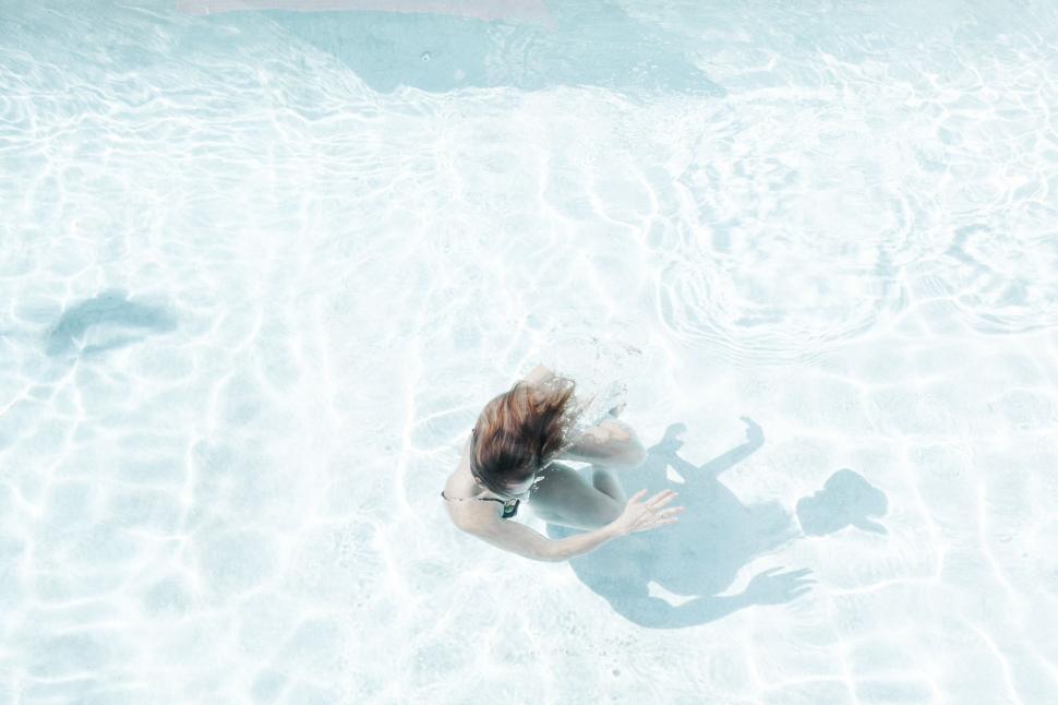 Free Image of A woman swimming in a pool 