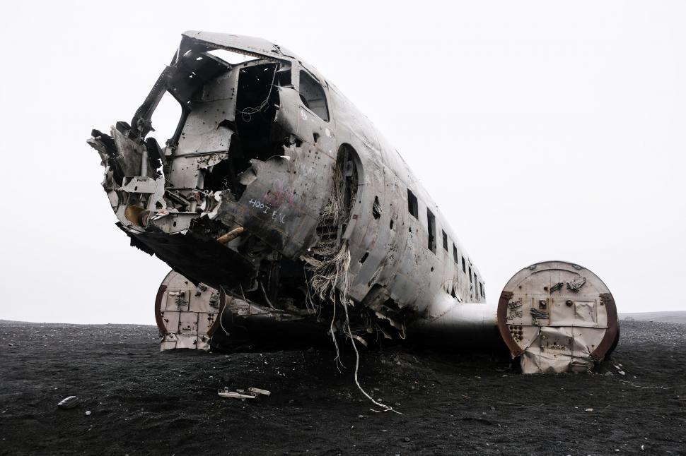 Free Image of An airplane that has been crashed 