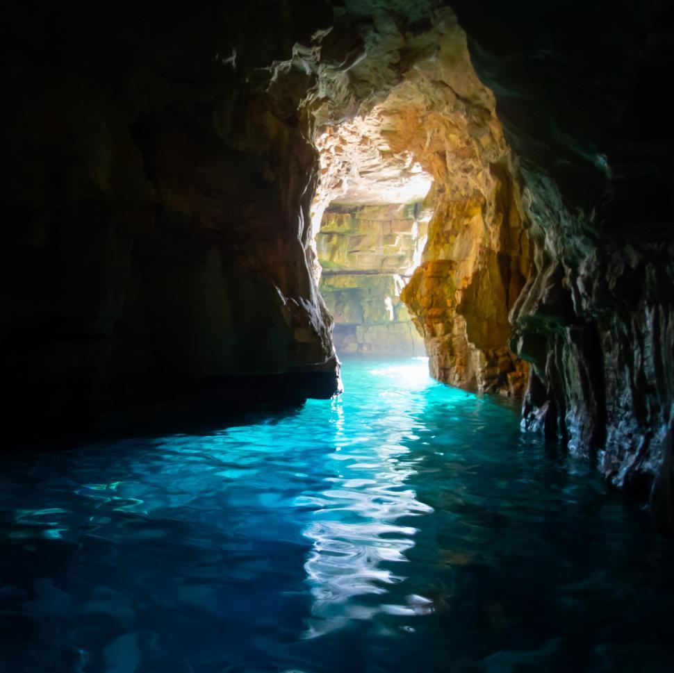 Free Image of A cave with blue water 