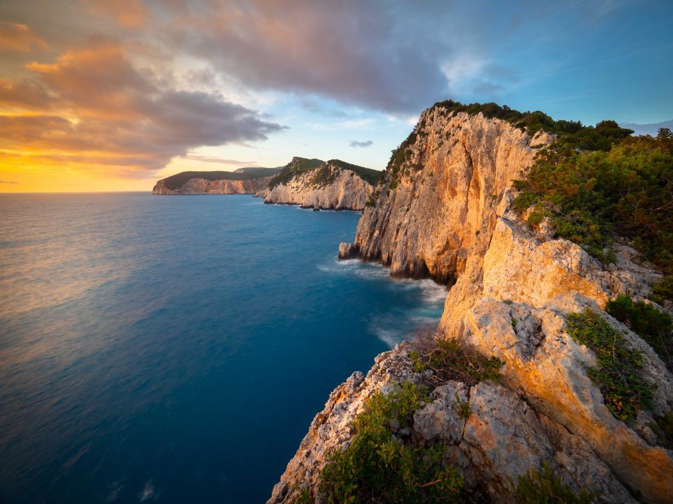 Free Image of A rocky cliffs and water 
