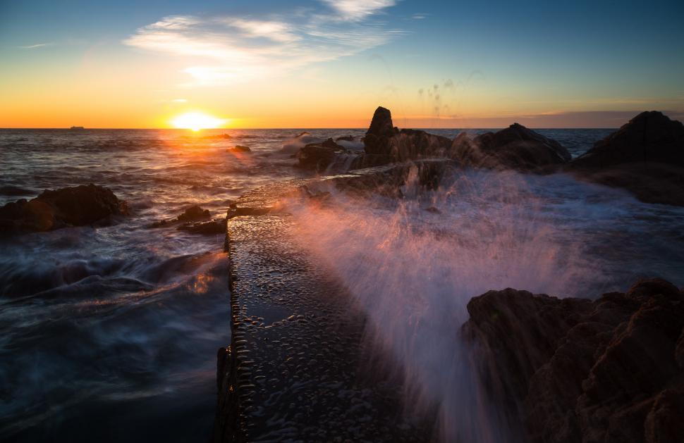 Free Image of Waves crashing waves on rocks by the ocean 