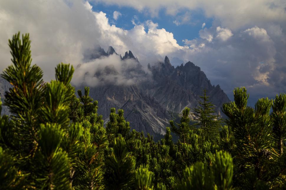 Free Image of A mountain range with clouds in the sky 